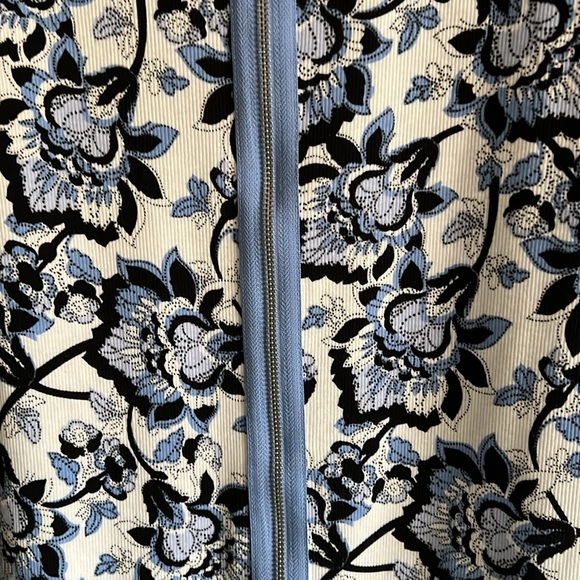 Chico’s Zenergy Floral Back Zipper Top - Picture 10 of 11